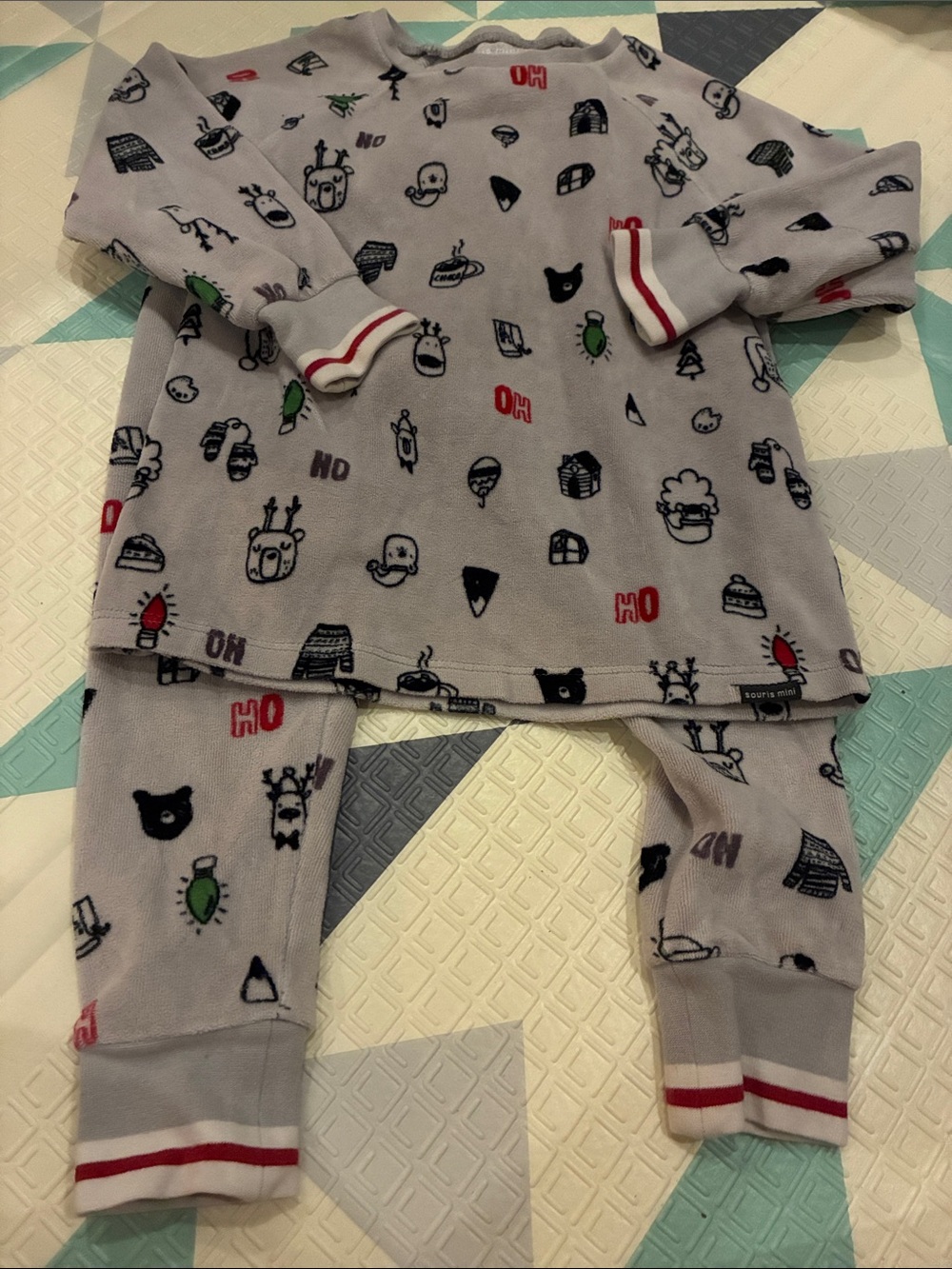 20/25$ 🧸 Gray Fleece Kids Pajama Set with Playful Prints
